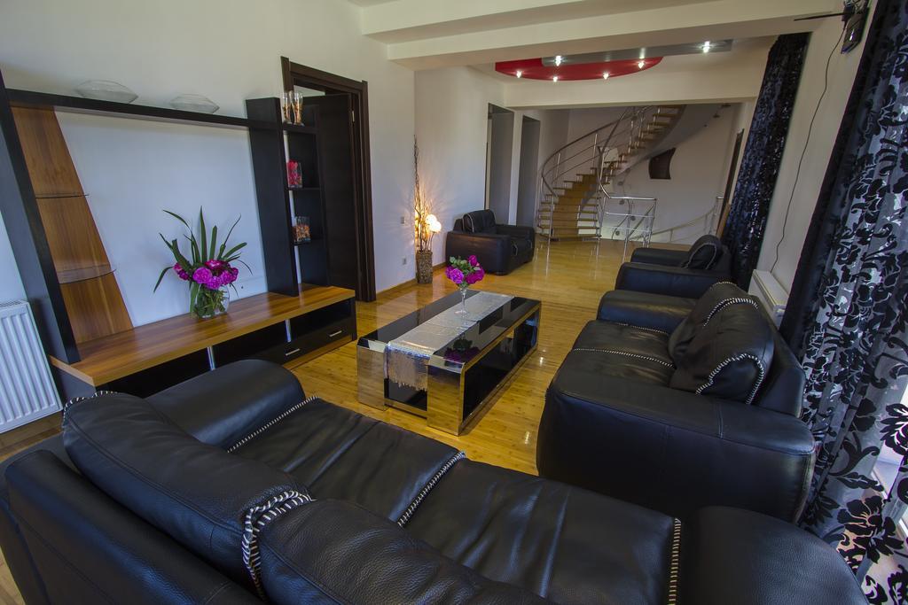 מלון באקוריאני Red House מראה חיצוני תמונה